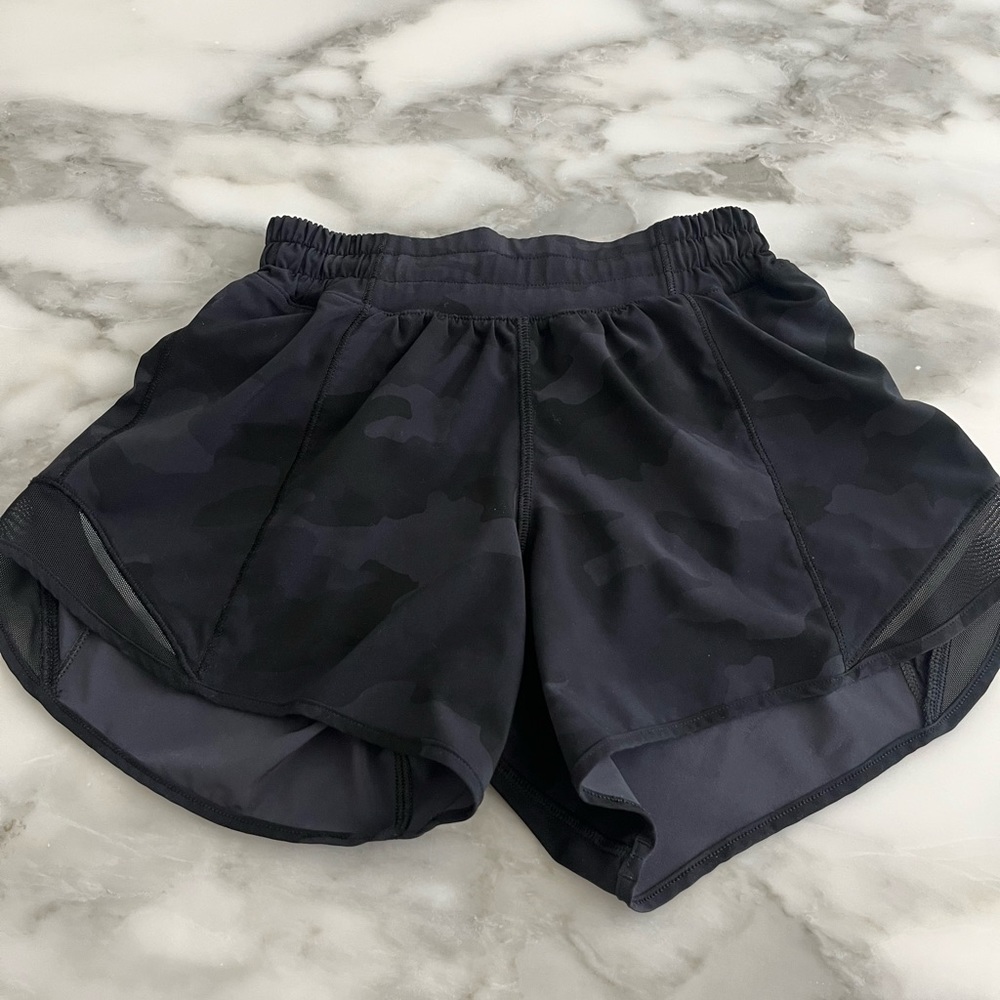 Lululemon Hotty Hot Low-Rise Shorts 4”